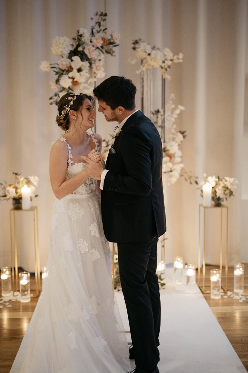Eine modern-glamouröse Hochzeit im Schloss Hohenkammer in der Trendfarbe Puder