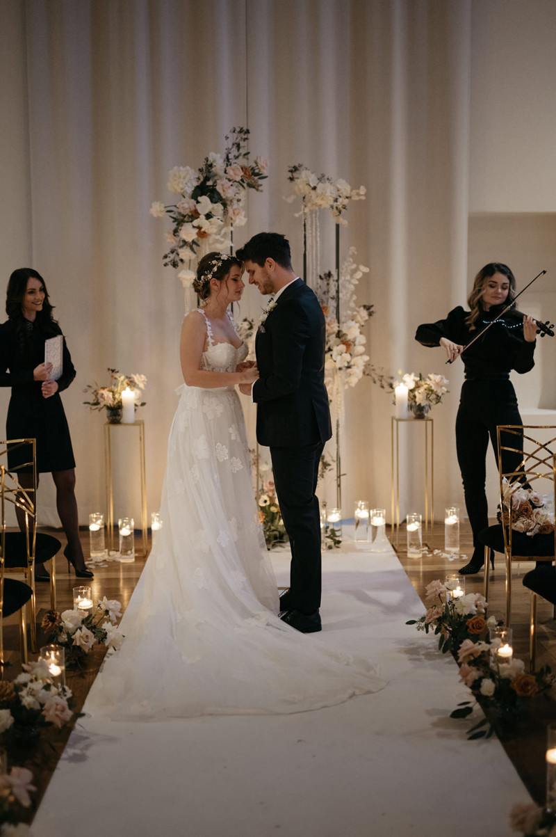 Eine modern-glamouröse Hochzeit im Schloss Hohenkammer in der Trendfarbe Puder