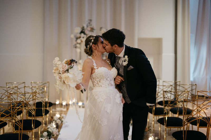 Eine modern-glamouröse Hochzeit im Schloss Hohenkammer in der Trendfarbe Puder