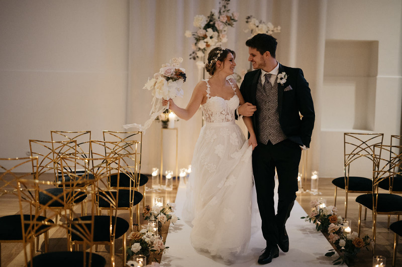 Eine modern-glamouröse Hochzeit im Schloss Hohenkammer in der Trendfarbe Puder