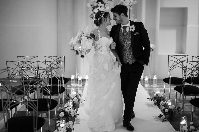 Eine modern-glamouröse Hochzeit im Schloss Hohenkammer in der Trendfarbe Puder