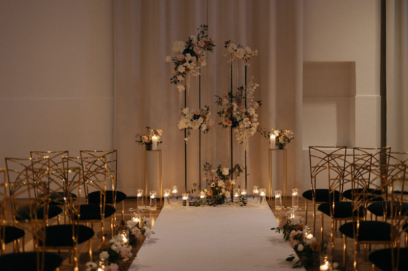 Eine modern-glamouröse Hochzeit im Schloss Hohenkammer in der Trendfarbe Puder