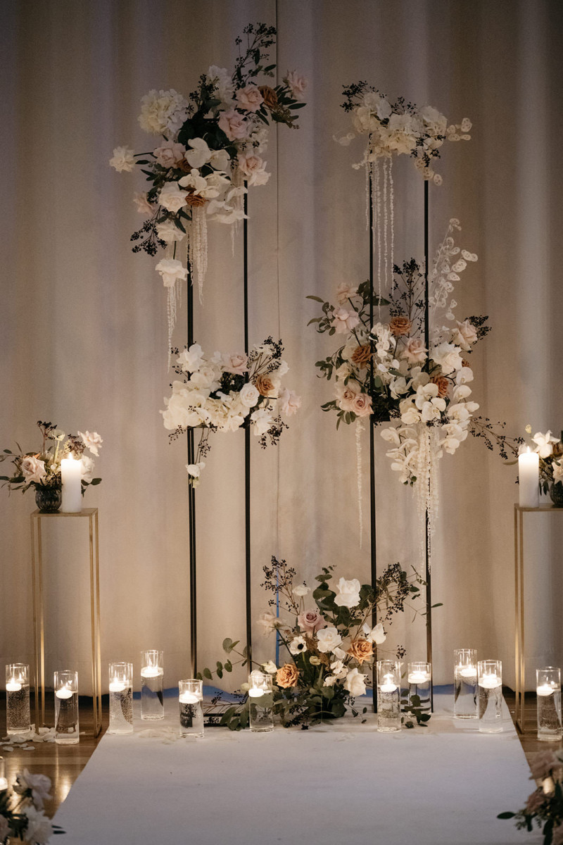 Eine modern-glamouröse Hochzeit im Schloss Hohenkammer in der Trendfarbe Puder