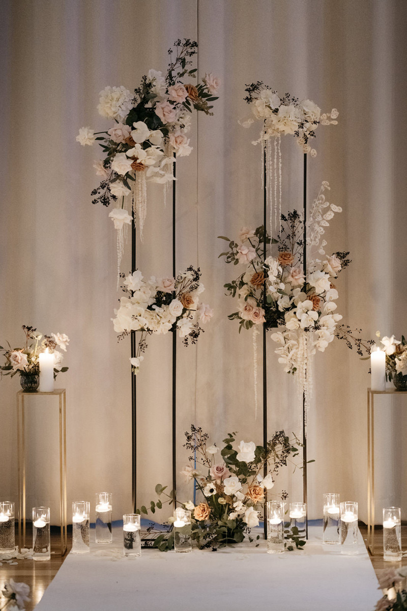 Eine modern-glamouröse Hochzeit im Schloss Hohenkammer in der Trendfarbe Puder