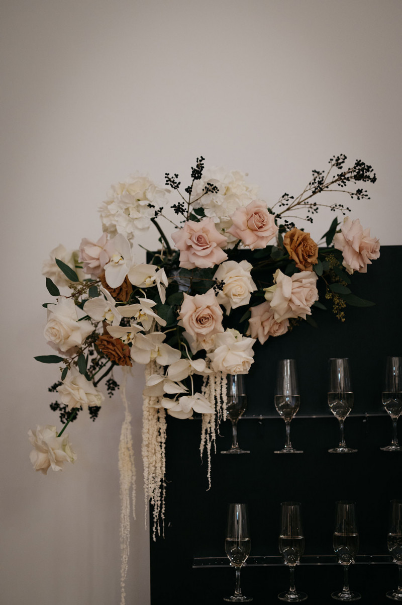 Eine modern-glamouröse Hochzeit im Schloss Hohenkammer in der Trendfarbe Puder