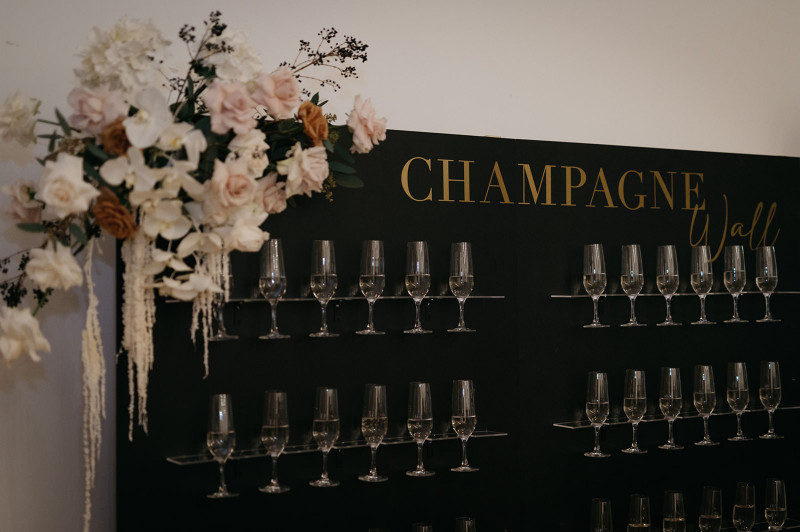 Eine modern-glamouröse Hochzeit im Schloss Hohenkammer in der Trendfarbe Puder