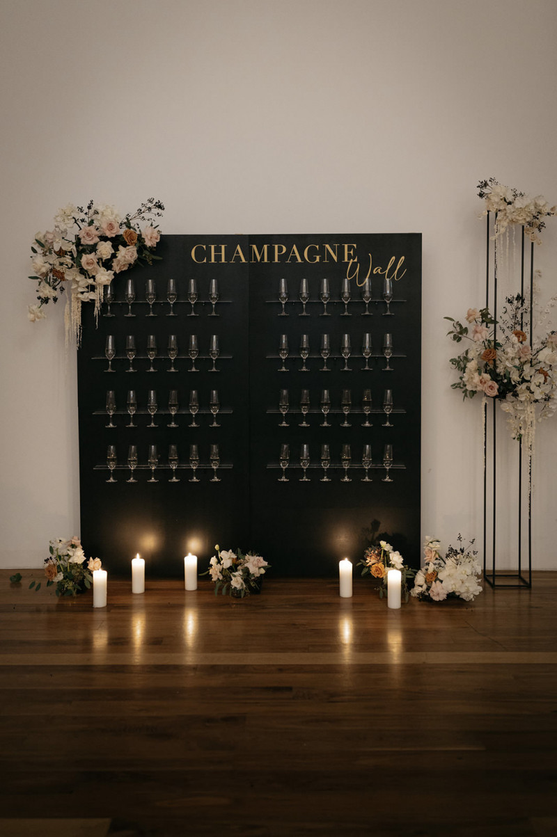 Eine modern-glamouröse Hochzeit im Schloss Hohenkammer in der Trendfarbe Puder Hochzeitsschild, Champagner Schild, Barschild Hochzeit, Hochzeitsdekoration