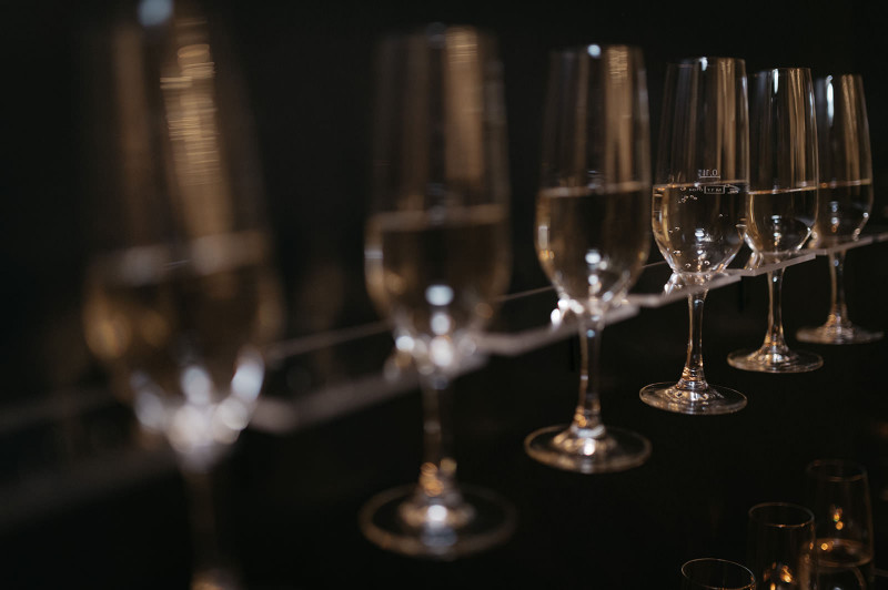 Eine modern-glamouröse Hochzeit im Schloss Hohenkammer in der Trendfarbe Puder