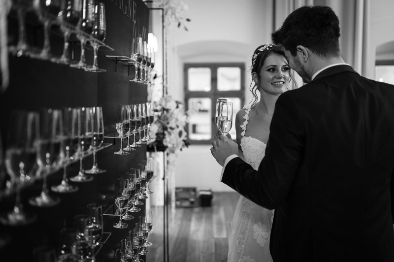 Eine modern-glamouröse Hochzeit im Schloss Hohenkammer in der Trendfarbe Puder