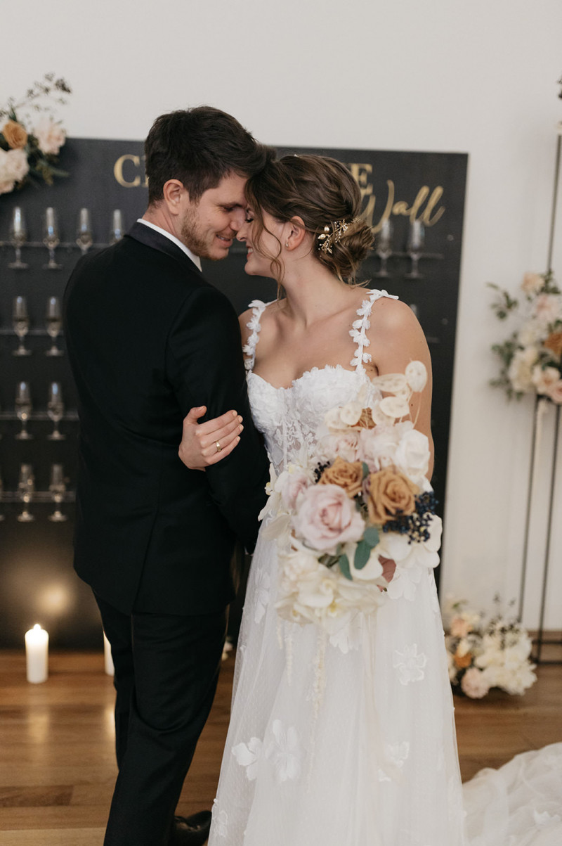 Eine modern-glamouröse Hochzeit im Schloss Hohenkammer in der Trendfarbe Puder