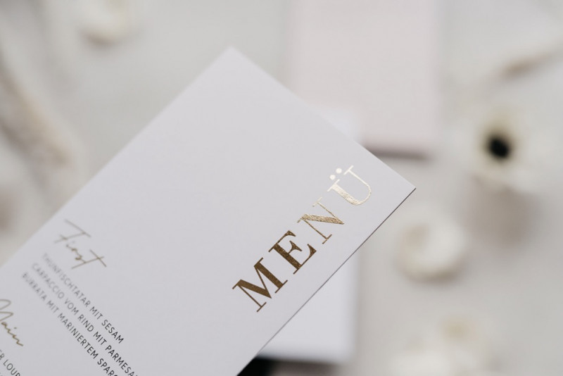 Eine modern-glamouröse Hochzeit im Schloss Hohenkammer in der Trendfarbe Puder