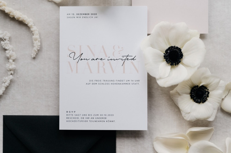 Eine modern-glamouröse Hochzeit im Schloss Hohenkammer in der Trendfarbe Puder