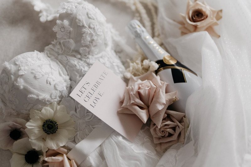 Eine modern-glamouröse Hochzeit im Schloss Hohenkammer in der Trendfarbe Puder