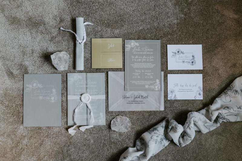 Eine moderne Sommerhochzeit im Greenery Stil im schönen Schlossgut Gross Schwansee Sommerhochzeit, Hochzeitspapeterie, Hochzeitseinladungen, Grau Weiß Gold, Papeteriedesign