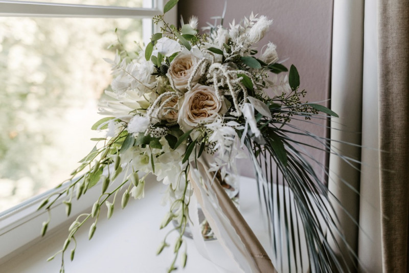 Eine moderne Sommerhochzeit im Greenery Stil im schönen Schlossgut Gross Schwansee Brautstrauß Greenery, Sommerbrautstrauß