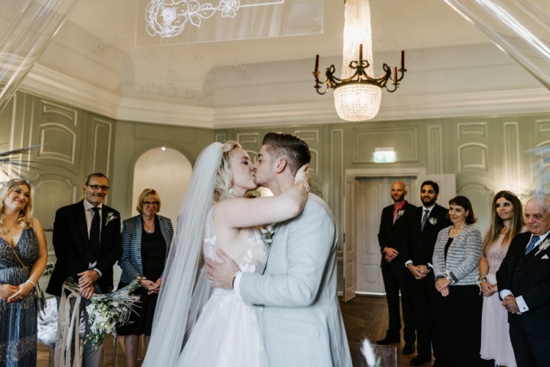 Eine moderne Sommerhochzeit im Greenery Stil im schönen Schlossgut Gross Schwansee