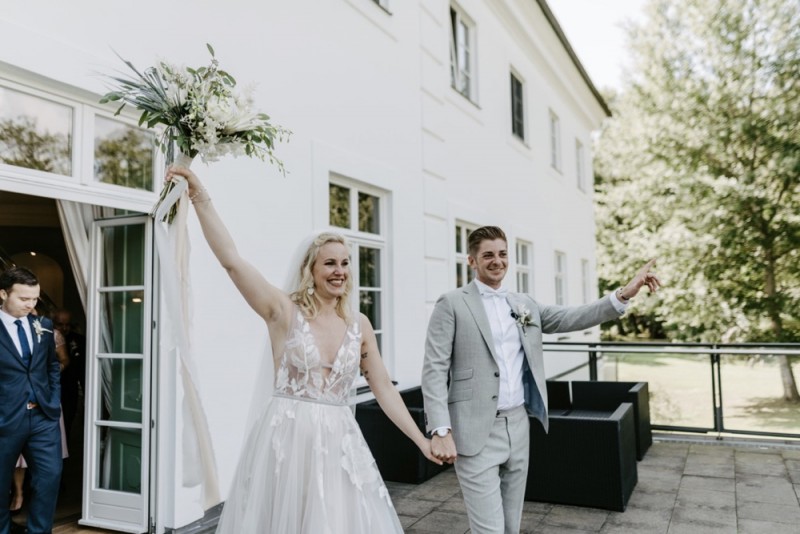Eine moderne Sommerhochzeit im Greenery Stil im schönen Schlossgut Gross Schwansee