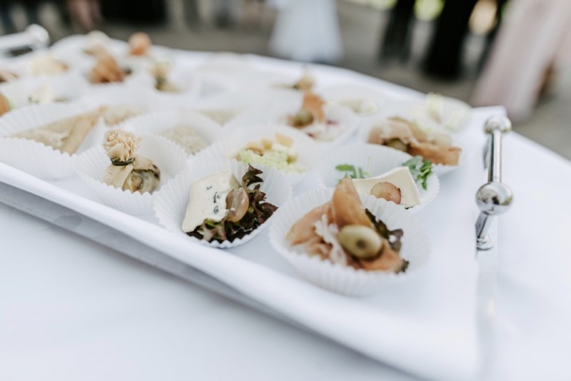 Eine moderne Sommerhochzeit im Greenery Stil im schönen Schlossgut Gross Schwansee