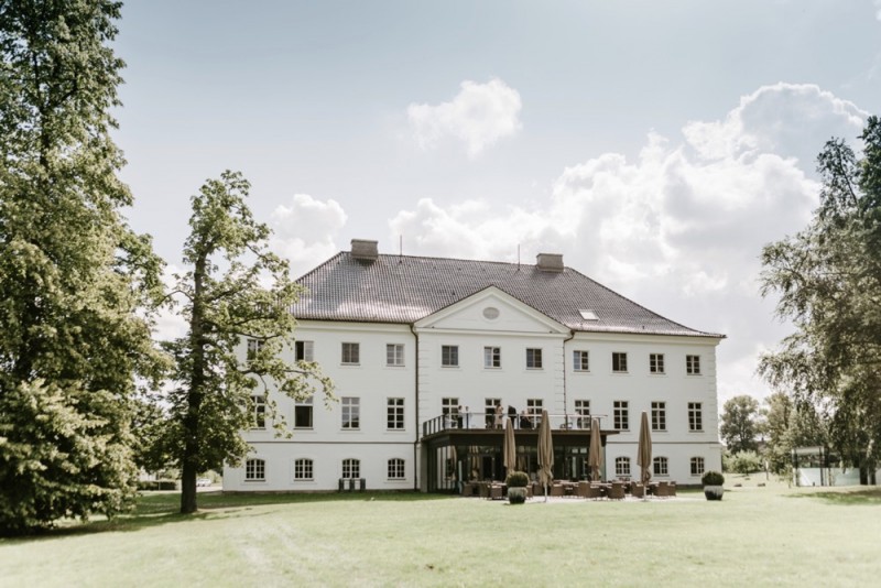 Eine moderne Sommerhochzeit im Greenery Stil im schönen Schlossgut Gross Schwansee