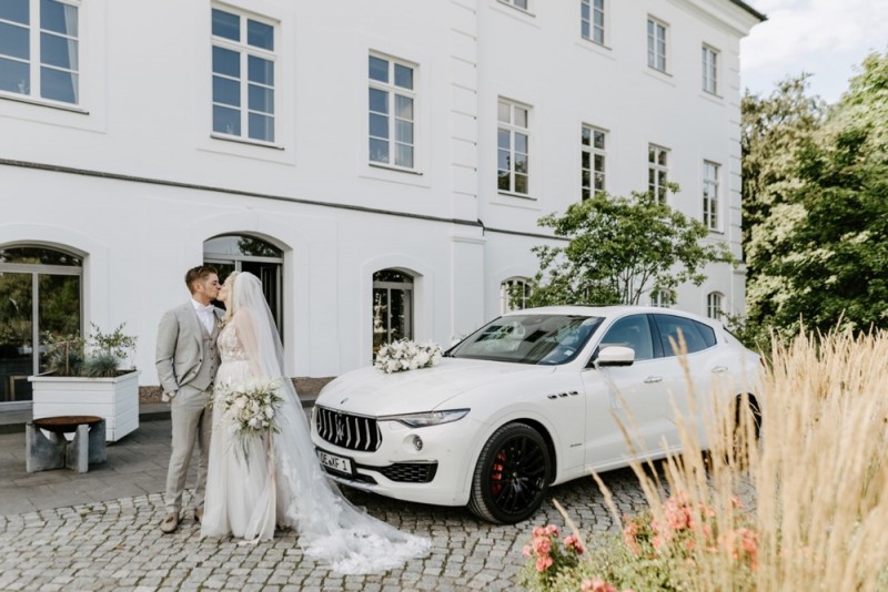 Eine moderne Sommerhochzeit im Greenery Stil im schönen Schlossgut Gross Schwansee