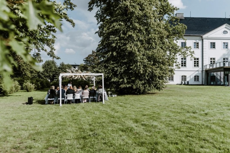 Eine moderne Sommerhochzeit im Greenery Stil im schönen Schlossgut Gross Schwansee