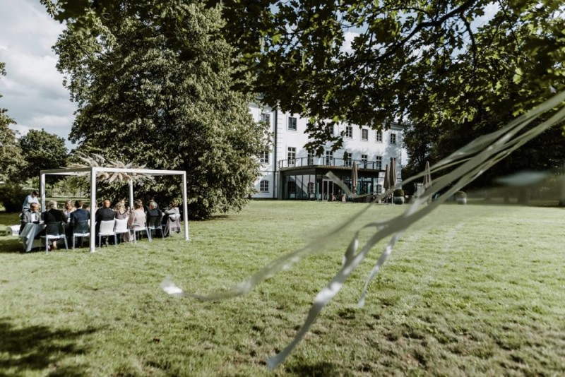 Eine moderne Sommerhochzeit im Greenery Stil im schönen Schlossgut Gross Schwansee