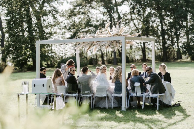 Eine moderne Sommerhochzeit im Greenery Stil im schönen Schlossgut Gross Schwansee
