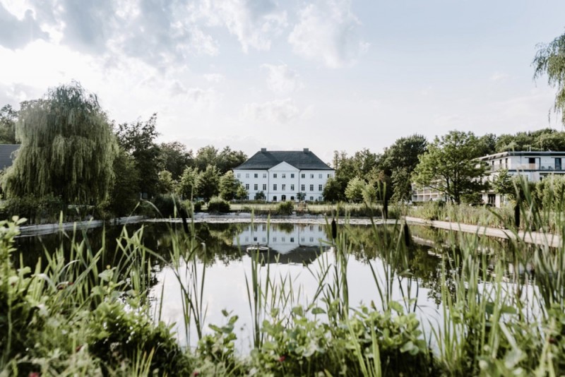 Eine moderne Sommerhochzeit im Greenery Stil im schönen Schlossgut Gross Schwansee