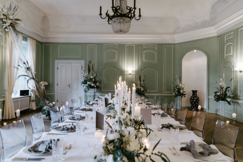 Eine moderne Sommerhochzeit im Greenery Stil im schönen Schlossgut Gross Schwansee