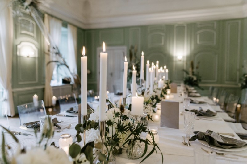 Eine moderne Sommerhochzeit im Greenery Stil im schönen Schlossgut Gross Schwansee