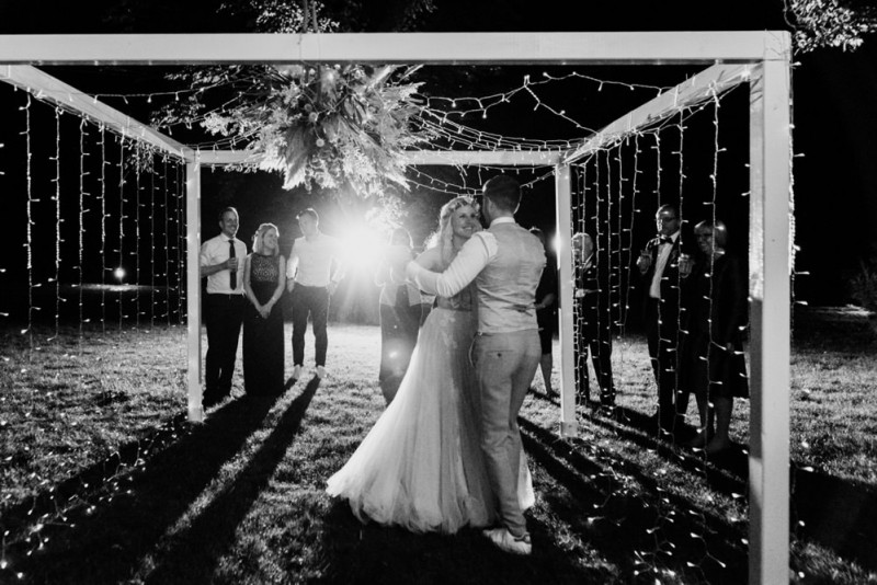 Eine moderne Sommerhochzeit im Greenery Stil im schönen Schlossgut Gross Schwansee