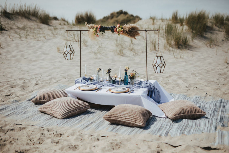 Eine Strandhochzeit in den Niederlanden in Beige und Blau mit Delfter Blau Porzellan