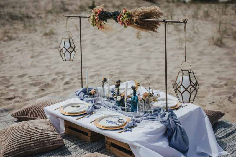 Eine Strandhochzeit in den Niederlanden in Beige und Blau mit Delfter Blau Porzellan