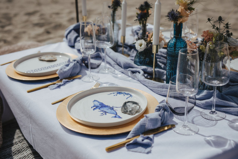 Eine Strandhochzeit in den Niederlanden in Beige und Blau mit Delfter Blau Porzellan