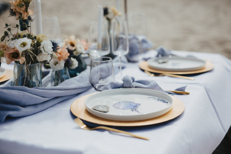 Eine Strandhochzeit in den Niederlanden in Beige und Blau mit Delfter Blau Porzellan