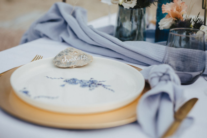 Eine Strandhochzeit in den Niederlanden in Beige und Blau mit Delfter Blau Porzellan