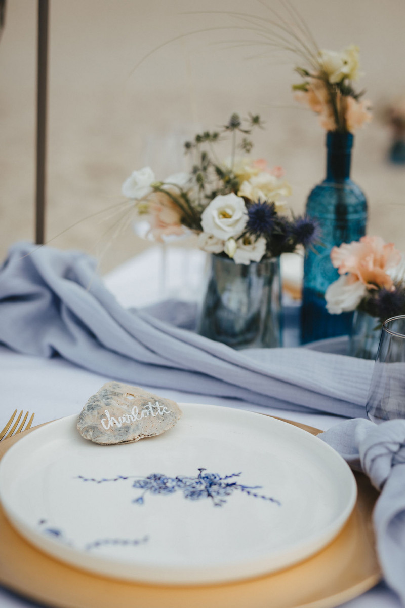 Eine Strandhochzeit in den Niederlanden in Beige und Blau mit Delfter Blau Porzellan