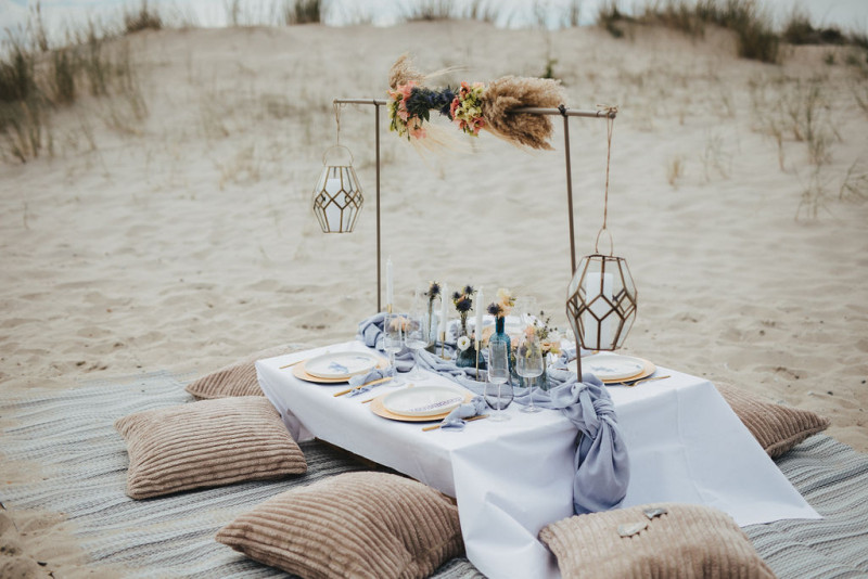 Eine Strandhochzeit in den Niederlanden in Beige und Blau mit Delfter Blau Porzellan