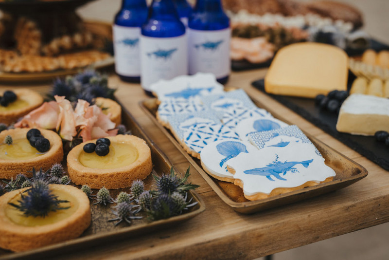 Eine Strandhochzeit in den Niederlanden in Beige und Blau mit Delfter Blau Porzellan