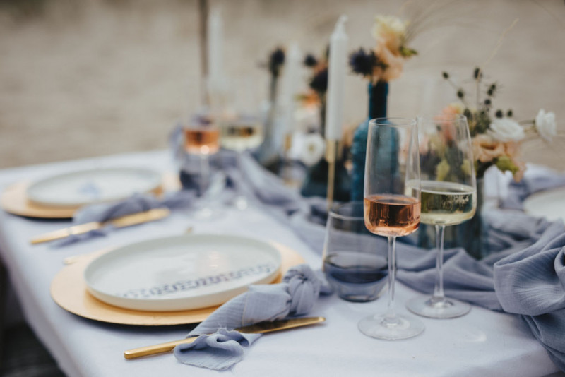 Eine Strandhochzeit in den Niederlanden in Beige und Blau mit Delfter Blau Porzellan