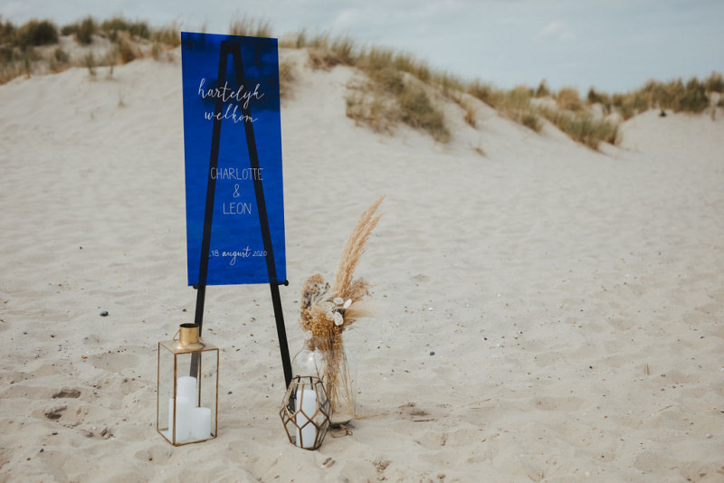 Eine Strandhochzeit in den Niederlanden in Beige und Blau mit Delfter Blau Porzellan