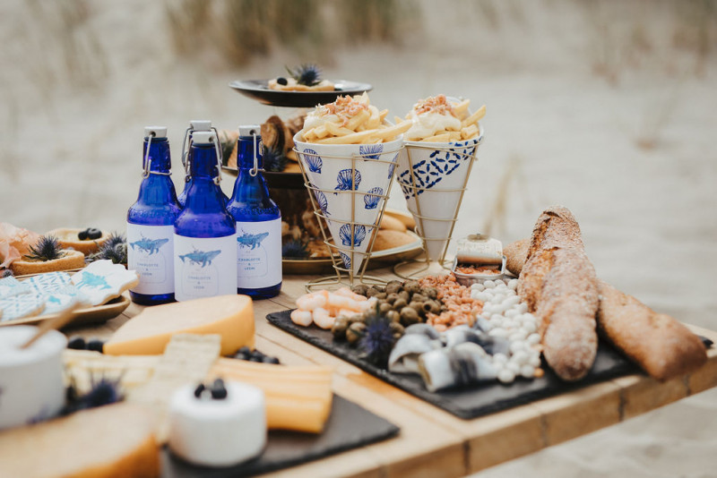 Eine Strandhochzeit in den Niederlanden in Beige und Blau mit Delfter Blau Porzellan