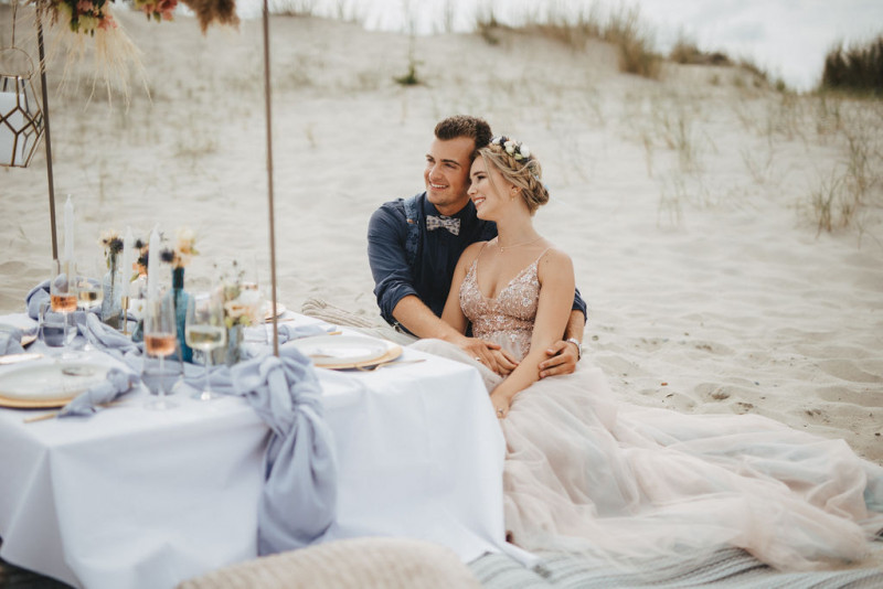 Eine Strandhochzeit in den Niederlanden in Beige und Blau mit Delfter Blau Porzellan