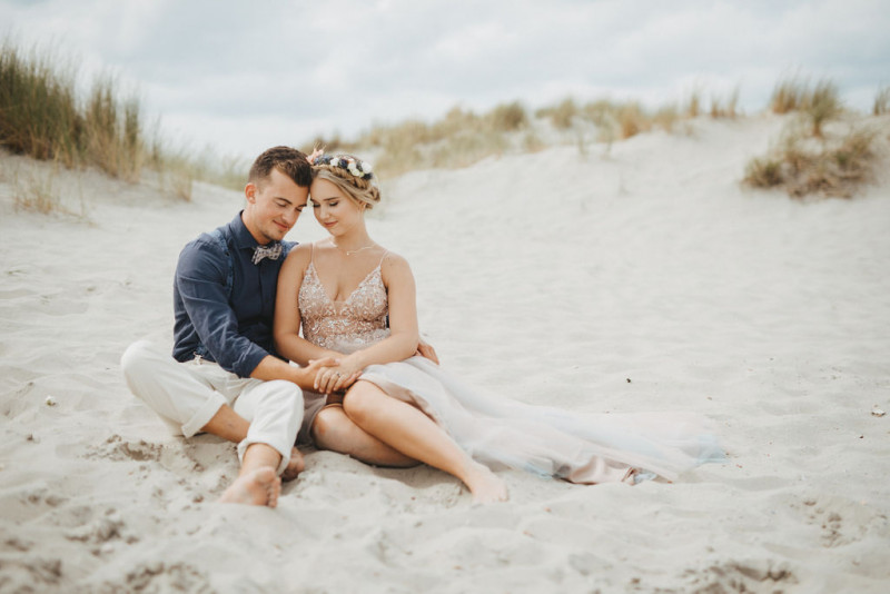 Eine Strandhochzeit in den Niederlanden in Beige und Blau mit Delfter Blau Porzellan
