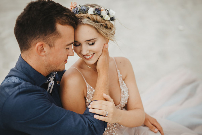 Eine Strandhochzeit in den Niederlanden in Beige und Blau mit Delfter Blau Porzellan