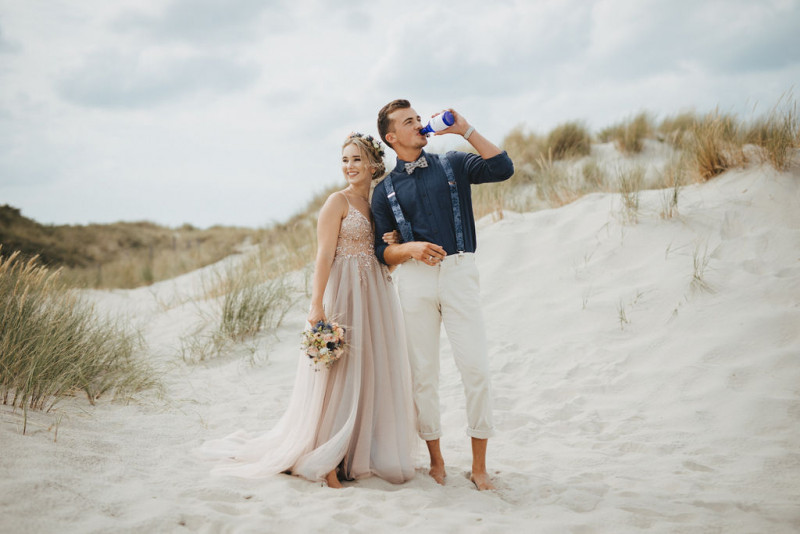 Eine Strandhochzeit in den Niederlanden in Beige und Blau mit Delfter Blau Porzellan