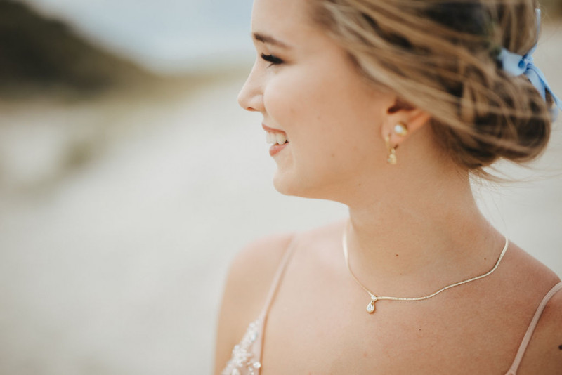 Eine Strandhochzeit in den Niederlanden in Beige und Blau mit Delfter Blau Porzellan
