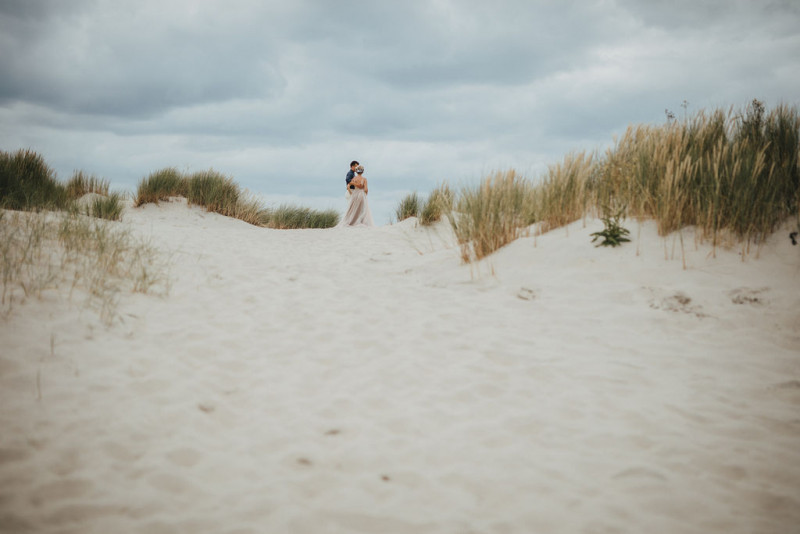 Eine Strandhochzeit in den Niederlanden in Beige und Blau mit Delfter Blau Porzellan