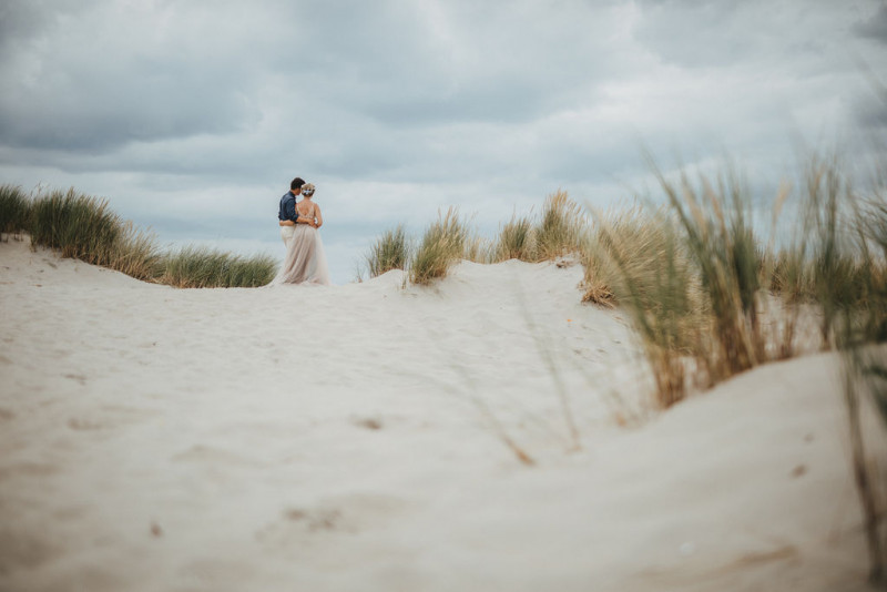 Eine Strandhochzeit in den Niederlanden in Beige und Blau mit Delfter Blau Porzellan