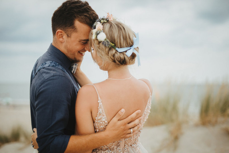 Eine Strandhochzeit in den Niederlanden in Beige und Blau mit Delfter Blau Porzellan
